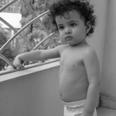 Şirin küçük çocuk Shivaay yaz mevsiminde balkonda, tatlı küçük çocuk gün ışığında fotoşop, küçük çocuk fotoğraf çekiminde evde eğleniyor.