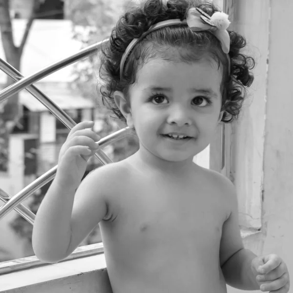 Petit Garçon Mignon Shivaay Balcon Maison Pendant Heure Été Petit — Photo