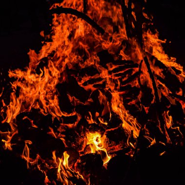 Siyah arka planda alevler, alev alev dokusu arka planda, çok güzel, ateş yanıyor, ateş odun ve inek gübresi ateşiyle yanıyor.