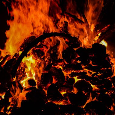 Siyah arka planda alevler, alev alev dokusu arka planda, çok güzel, ateş yanıyor, ateş odun ve inek gübresi ateşiyle yanıyor.