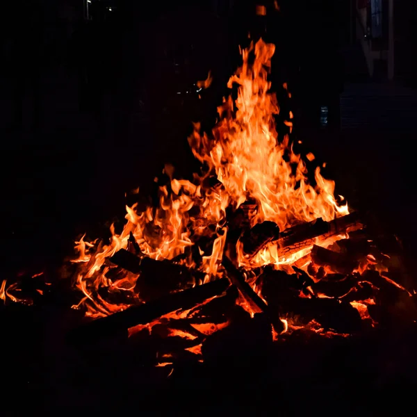 Siyah arka planda alevler, alev alev dokusu arka planda, çok güzel, ateş yanıyor, ateş odun ve inek gübresi ateşiyle yanıyor.