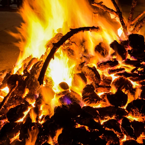 Siyah arka planda alevler, alev alev dokusu arka planda, çok güzel, ateş yanıyor, ateş odun ve inek gübresi ateşiyle yanıyor.