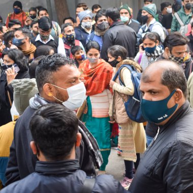 Yeni Delhi, Hindistan 25 Aralık 2021 - Delhi Sözleşmeli Konuk Öğretmenler Delhi AAP Hükümetini protesto eden posterler, bayraklar ve graffitilerle protesto ettiler