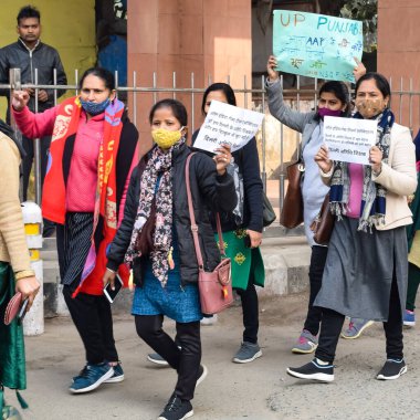 Yeni Delhi, Hindistan 25 Aralık 2021 - Delhi Sözleşmeli Konuk Öğretmenler Delhi AAP Hükümetini protesto eden posterler, bayraklar ve graffitilerle protesto ettiler