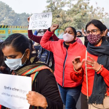 Yeni Delhi, Hindistan 25 Aralık 2021 - Delhi Sözleşmeli Konuk Öğretmenler Delhi AAP Hükümetini protesto eden posterler, bayraklar ve graffitilerle protesto ettiler