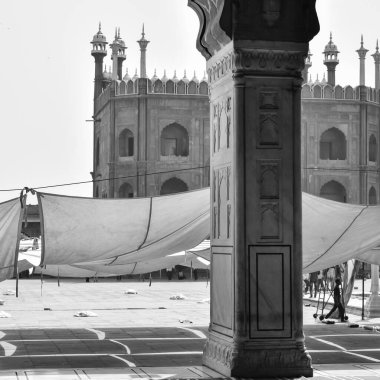 Delhi 'deki Büyük Cuma Camii' nin (Jama Mescid) muhteşem mimarisi Ramzan mevsiminde, Hindistan 'ın en önemli camii, Jama Mescid Camii, Eski Delhi 6, Hindistan Siyah ve Beyaz