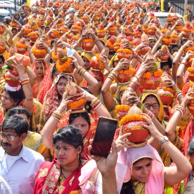 Yeni Delhi, Hindistan 3 Nisan 2022 - Jagannath Tapınağı sırasında Kalaşlı kadınlar Mangal Kalash Yatra, Hintli Hintli dindarlar üzerinde hindistan cevizi olan kutsal su dolu toprak kapları taşıyorlar