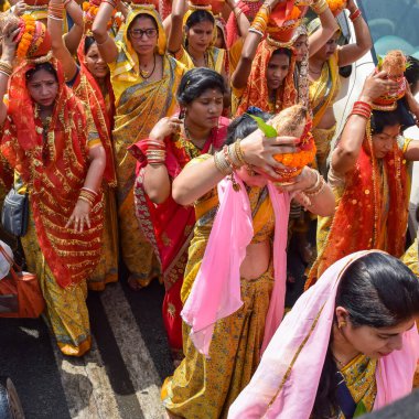 Yeni Delhi, Hindistan 3 Nisan 2022 - Jagannath Tapınağı sırasında Kalaşlı kadınlar Mangal Kalash Yatra, Hintli Hintli dindarlar üzerinde hindistan cevizi olan kutsal su dolu toprak kapları taşıyorlar