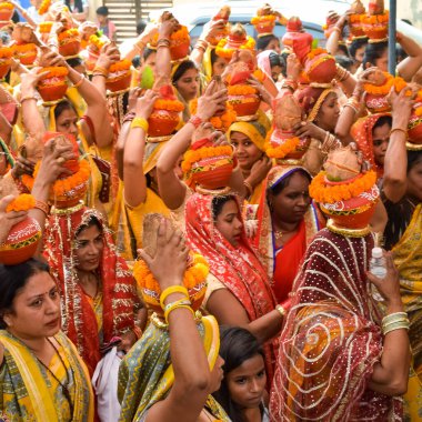 Yeni Delhi, Hindistan 3 Nisan 2022 - Jagannath Tapınağı sırasında Kalaşlı kadınlar Mangal Kalash Yatra, Hintli Hintli dindarlar üzerinde hindistan cevizi olan kutsal su dolu toprak kapları taşıyorlar