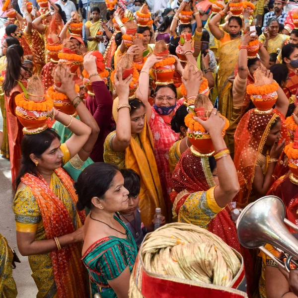 Nueva Delhi India Abril 2022 Mujeres Con Kalash Cabeza Durante — Foto de Stock