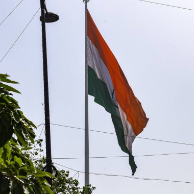 Hindistan bayrağı, Connaught Place 'de dalgalanan mavi gökyüzü, dalgalanan Hindistan bayrağı, Bağımsızlık Günü' nde Hint bayrağı ve Hindistan Cumhuriyeti bayrağı, sallanan atış, sallanan Hint bayrağı, dalgalanan Hindistan bayrakları