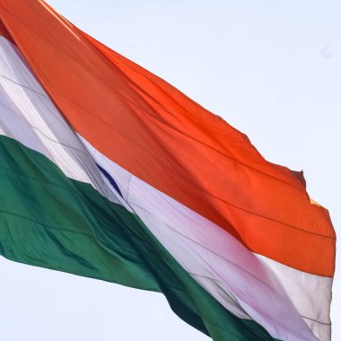 Hindistan bayrağı, Connaught Place 'de dalgalanan mavi gökyüzü, dalgalanan Hindistan bayrağı, Bağımsızlık Günü' nde Hint bayrağı ve Hindistan Cumhuriyeti bayrağı, sallanan atış, sallanan Hint bayrağı, dalgalanan Hindistan bayrakları