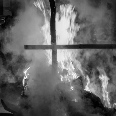 Siyah arka planda ateş alevleri, alev alev dokusu arka planda, çok güzel, ateş yanıyor, odun ve inek gübresi ile ateş siyah ve beyaz şenlik ateşi