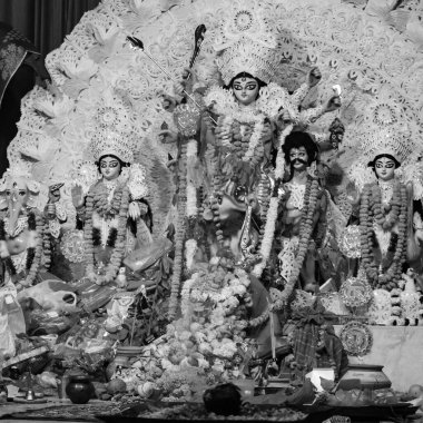 Tanrıça Durga, geleneksel görünüşüyle Güney Kolkata Durga Puja Puja, Durga Puja Idol, Hindistan 'ın en büyük Hindu Navratri festivali Siyah ve Beyaz