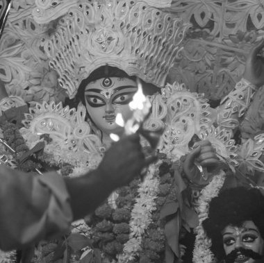 Tanrıça Durga, geleneksel görünüşüyle Güney Kolkata Durga Puja Puja, Durga Puja Idol, Hindistan 'ın en büyük Hindu Navratri festivali Siyah ve Beyaz