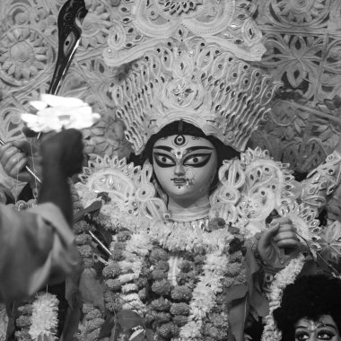 Tanrıça Durga, geleneksel görünüşüyle Güney Kolkata Durga Puja Puja, Durga Puja Idol, Hindistan 'ın en büyük Hindu Navratri festivali Siyah ve Beyaz