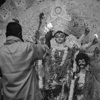 Tanrıça Durga, geleneksel görünüşüyle Güney Kolkata Durga Puja Puja, Durga Puja Idol, Hindistan 'ın en büyük Hindu Navratri festivali Siyah ve Beyaz