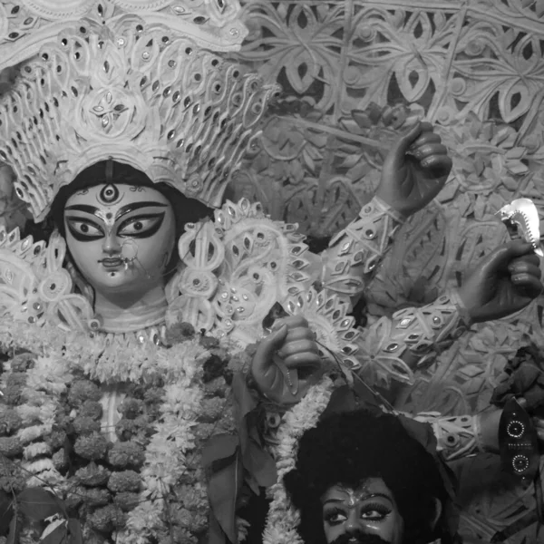 南コルカタ ドゥルガ プジョー ドゥルガ プジョー アイドル インド最大のヒンドゥー ナブラトリ フェスティバル黒と白で伝統的な外観を持つドゥルガ女神 — ストック写真