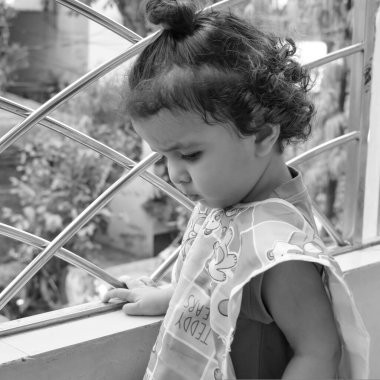 Şirin küçük çocuk Shivaay yaz mevsiminde balkonda, tatlı küçük çocuk gün ışığında fotoşop, küçük çocuk fotoğraf çekiminde evde eğleniyor.