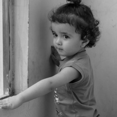 Şirin küçük çocuk Shivaay yaz mevsiminde balkonda, tatlı küçük çocuk gün ışığında fotoşop, küçük çocuk fotoğraf çekiminde evde eğleniyor.