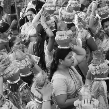 Delhi, Hindistan 3 Nisan 2022 - Jagannath Tapınağı sırasında Kalaşlı kadınlar Mangal Kalash Yatra, Hint Hintli dindarlar üzerinde hindistan cevizi ve siyah-beyaz hindistancevizi içeren toprak kapları taşıyorlar