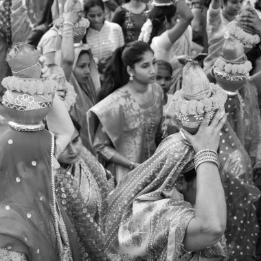 Delhi, Hindistan 3 Nisan 2022 - Jagannath Tapınağı sırasında Kalaşlı kadınlar Mangal Kalash Yatra, Hint Hintli dindarlar üzerinde hindistan cevizi ve siyah-beyaz hindistancevizi içeren toprak kapları taşıyorlar