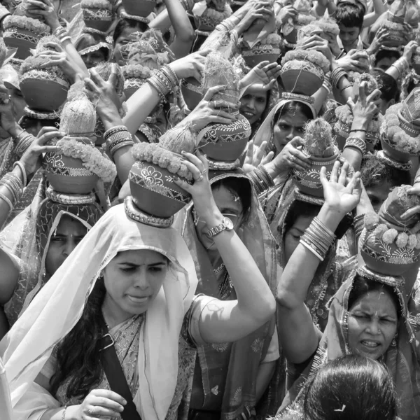 Delhi Hindistan Nisan 2022 Jagannath Tapınağı Sırasında Kalaşlı Kadınlar Mangal — Stok fotoğraf