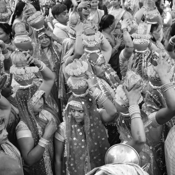 Delhi India Abril 2022 Mujeres Con Kalash Cabeza Durante Templo —  Fotos de Stock