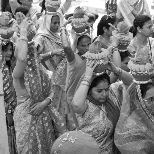 Delhi Indie Kwiecień 2022 Kobiety Kalashem Głowie Podczas Jagannath Temple — Zdjęcie stockowe