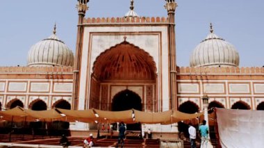 Delhi, Hindistan - 15 Mart 2024 - Tanımlanamayan Hintli turistler Ramzan sezonunda Jama Mescid 'i ziyaret ediyorlar, Delhi 6, Hindistan. Jama Mescidi Hindistan 'daki en büyük ve belki de en görkemli camidir.