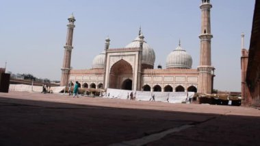 Delhi, Hindistan - 15 Mart 2024 - Tanımlanamayan Hintli turistler Ramzan sezonunda Jama Mescid 'i ziyaret ediyorlar, Delhi 6, Hindistan. Jama Mescidi Hindistan 'daki en büyük ve belki de en görkemli camidir.