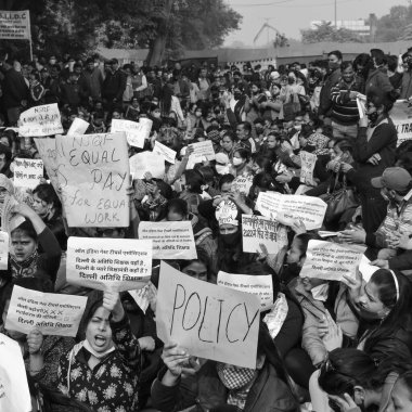 Delhi, Hindistan 25 Aralık 2021 - Delhi Sözleşmeli Konuk Öğretmenler Delhi AAP Hükümetini politika yaptıkları için protesto eden posterler, bayraklar ve graffitilerle, Delhi Öğretmeni Siyah ve Beyaz 'ı protesto etti