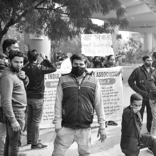 デリー インド 2021年12月25日 デリー契約のゲスト教師 デリーAap政府に抗議するポスター 落書きで政策を作るために抗議し デリー教師は黒と白に抗議 — ストック写真