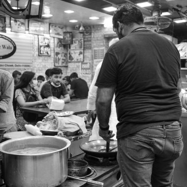 Eski Delhi, Hindistan 15 Nisan 2022 - Delhi 'nin Chandni Chowk pazarındaki esnaf veya sokak satıcılarının portresi, Eski Delhi Sokağı Fotoğrafları Siyah ve Beyaz