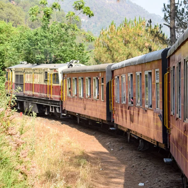 玩具火车在山坡上行驶 景色优美 一边是山 一边是山谷 一边是铁路 一边是山 中间是绿色的天然林 从印度卡尔卡到Shimla的玩具火车 — 图库照片