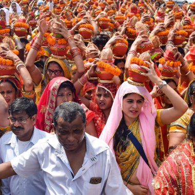 Yeni Delhi, Hindistan 3 Nisan 2022 - Jagannath Tapınağı sırasında Kalaşlı kadınlar Mangal Kalash Yatra, Hintli Hintli dindarlar üzerinde hindistan cevizi olan kutsal su dolu toprak kapları taşıyorlar