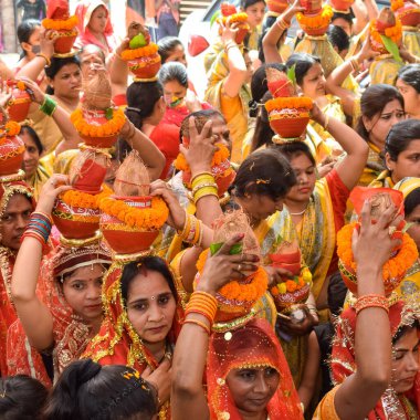 Yeni Delhi, Hindistan 3 Nisan 2022 - Jagannath Tapınağı sırasında Kalaşlı kadınlar Mangal Kalash Yatra, Hintli Hintli dindarlar üzerinde hindistan cevizi olan kutsal su dolu toprak kapları taşıyorlar