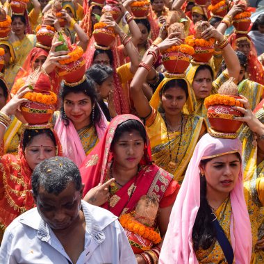 Yeni Delhi, Hindistan 3 Nisan 2022 - Jagannath Tapınağı sırasında Kalaşlı kadınlar Mangal Kalash Yatra, Hintli Hintli dindarlar üzerinde hindistan cevizi olan kutsal su dolu toprak kapları taşıyorlar