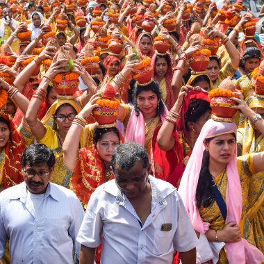 Yeni Delhi, Hindistan 3 Nisan 2022 - Jagannath Tapınağı sırasında Kalaşlı kadınlar Mangal Kalash Yatra, Hintli Hintli dindarlar üzerinde hindistan cevizi olan kutsal su dolu toprak kapları taşıyorlar