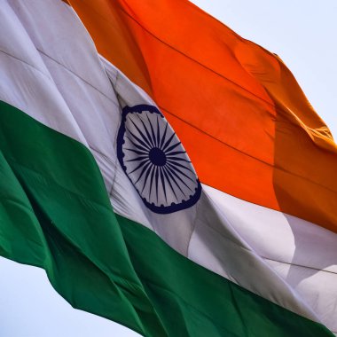 Hindistan bayrağı, Connaught Place 'de dalgalanan mavi gökyüzü, dalgalanan Hindistan bayrağı, Bağımsızlık Günü' nde Hint bayrağı ve Hindistan Cumhuriyeti bayrağı, sallanan atış, sallanan Hint bayrağı, dalgalanan Hindistan bayrakları