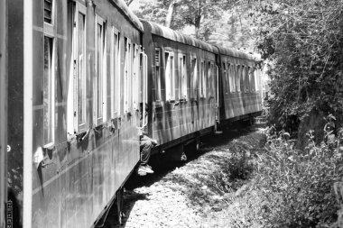 Oyuncak tren dağ yamacında, güzel bir manzara, bir dağ, bir vadi yeşil doğal ormanların arasında, tepeye giden demiryolu üzerinde hareket ediyor. Oyuncak tren Kalka 'dan Shimla' ya Hindistan-Siyah ve Beyaz