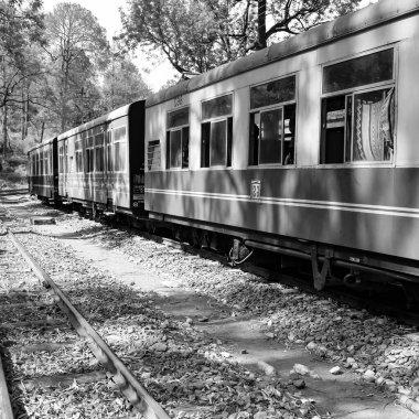 Oyuncak tren dağ yamacında, güzel bir manzara, bir dağ, bir vadi yeşil doğal ormanların arasında, tepeye giden demiryolu üzerinde hareket ediyor. Oyuncak tren Kalka 'dan Shimla' ya Hindistan-Siyah ve Beyaz