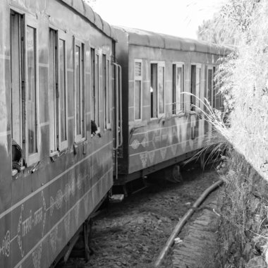 Oyuncak tren dağ yamacında, güzel bir manzara, bir dağ, bir vadi yeşil doğal ormanların arasında, tepeye giden demiryolu üzerinde hareket ediyor. Oyuncak tren Kalka 'dan Shimla' ya Hindistan-Siyah ve Beyaz