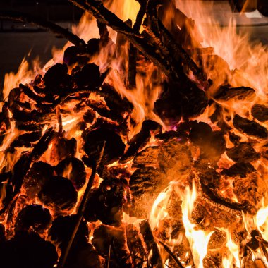 Siyah arka planda alevler, alev alev dokusu arka planda, çok güzel, ateş yanıyor, ateş odun ve inek gübresi ateşiyle yanıyor.