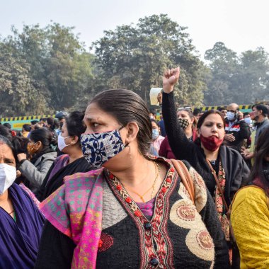 Yeni Delhi, Hindistan 25 Aralık 2021 - Delhi Sözleşmeli Konuk Öğretmenler Delhi AAP Hükümetini protesto eden posterler, bayraklar ve graffitilerle protesto ettiler