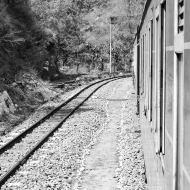 Oyuncak tren dağ yamacında, güzel bir manzara, bir dağ, bir vadi yeşil doğal ormanların arasında, tepeye giden demiryolu üzerinde hareket ediyor. Oyuncak tren Kalka 'dan Shimla' ya Hindistan-Siyah ve Beyaz
