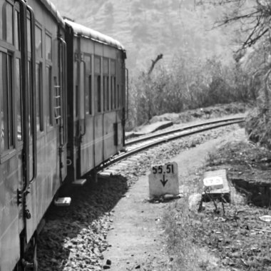 Oyuncak tren dağ yamacında, güzel bir manzara, bir dağ, bir vadi yeşil doğal ormanların arasında, tepeye giden demiryolu üzerinde hareket ediyor. Oyuncak tren Kalka 'dan Shimla' ya Hindistan-Siyah ve Beyaz