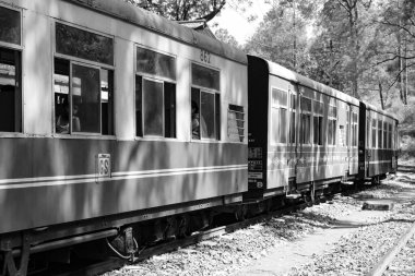 Oyuncak tren dağ yamacında, güzel bir manzara, bir dağ, bir vadi yeşil doğal ormanların arasında, tepeye giden demiryolu üzerinde hareket ediyor. Oyuncak tren Kalka 'dan Shimla' ya Hindistan-Siyah ve Beyaz