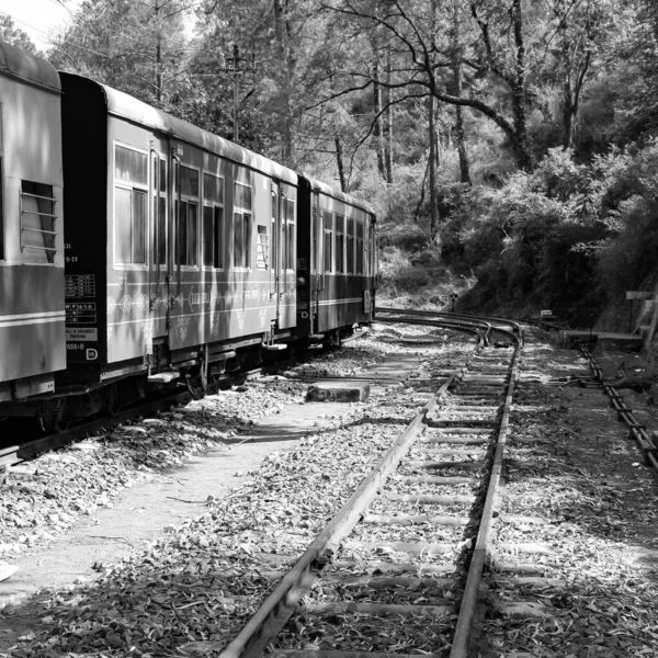 玩具火车在陡峭的山坡上行驶 美丽的景色 一边是山 一边是山谷 一边是铁路 另一边是山林 玩具火车从加尔卡开往印度的Shimla 黑色和白色 — 图库照片