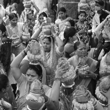 Delhi, Hindistan 3 Nisan 2022 - Jagannath Tapınağı sırasında Kalaşlı kadınlar Mangal Kalash Yatra, Hint Hintli dindarlar üzerinde hindistan cevizi ve siyah-beyaz hindistancevizi içeren toprak kapları taşıyorlar